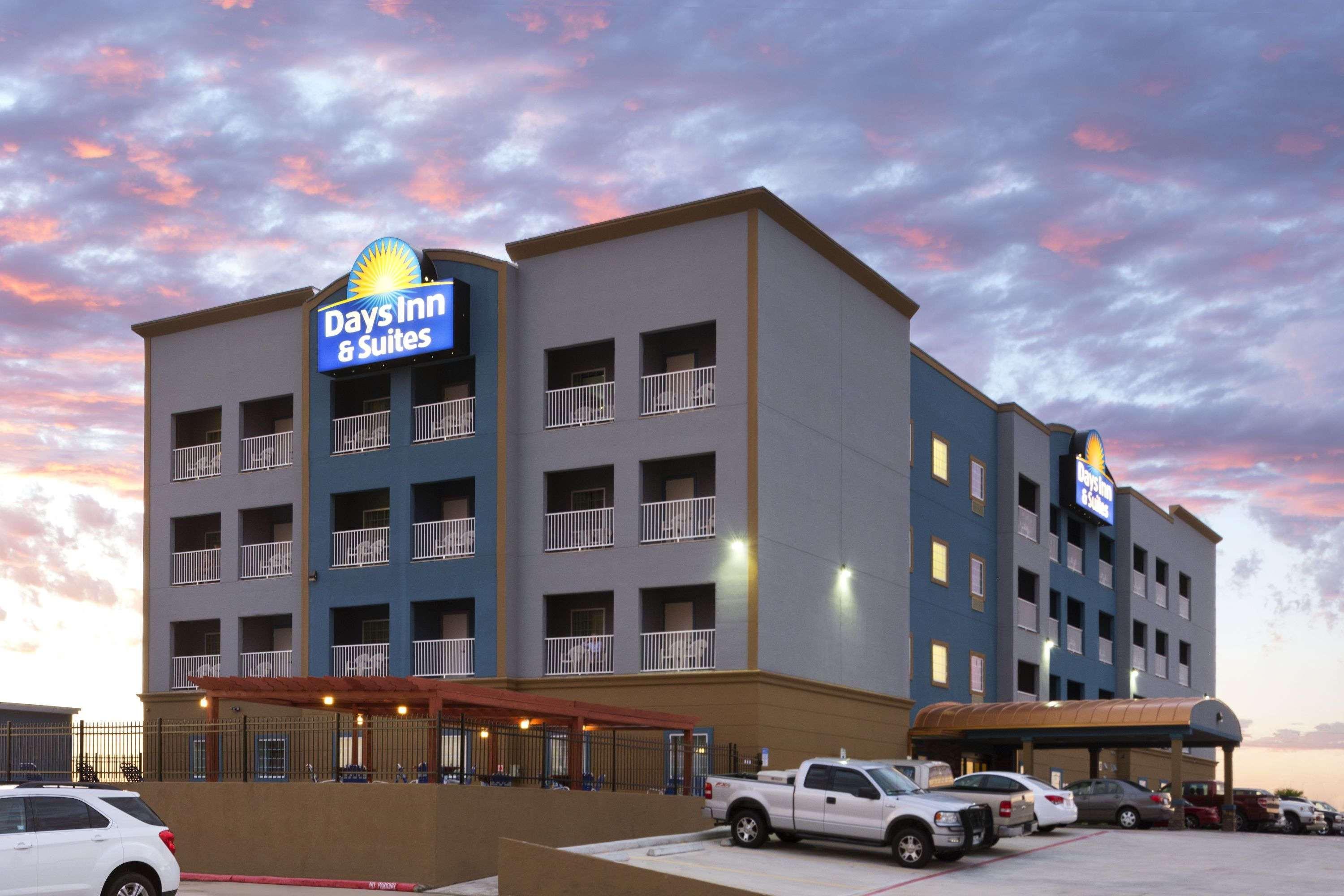 Days Inn & Suites By Wyndham Galveston West/Seawall Exterior photo