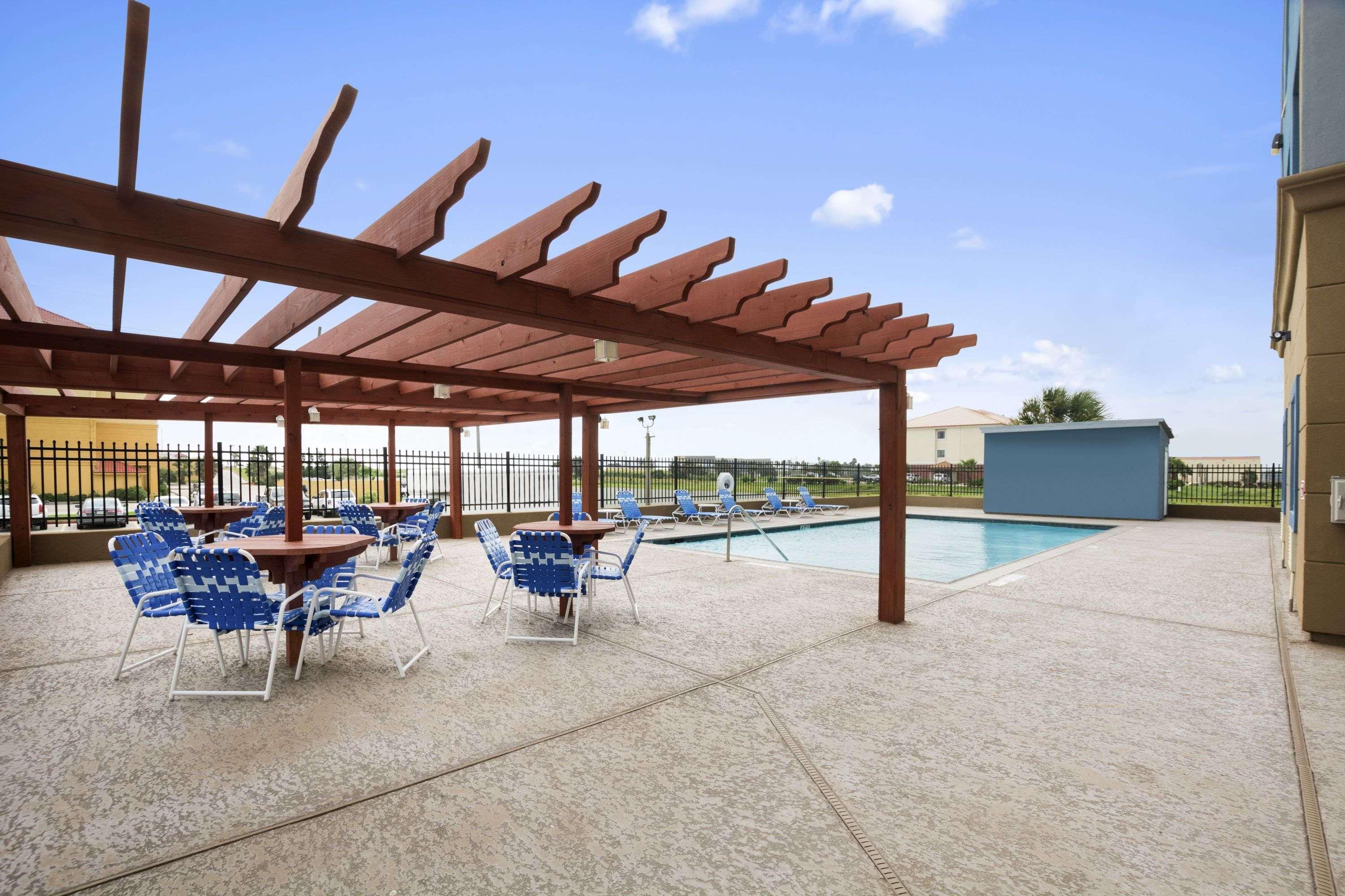 Days Inn & Suites By Wyndham Galveston West/Seawall Exterior photo